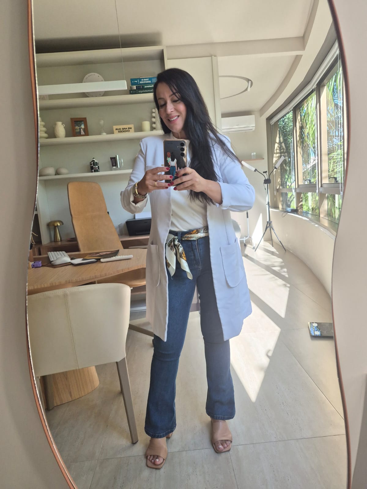Alessandra Abrantes em seu ambiente de trabalho